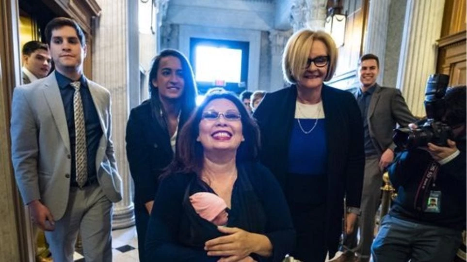 Βρέφος 10 ημερών έγραψε ιστορία με την «ψήφο» του στη Γερουσία (βίντεο)